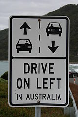 Straßenschild: Drive on left in Australia; Foto: Mat Connolley